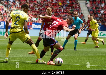 Pamplona, Spagna. 25 maggio 2024. Sport. Calcio/calcio. Yerson Mosquera (2. Villarreal CF) e ante Budimir (17. CA Osasuna) durante la partita di calcio della Liga EA Sports tra CA Osasuna e Villarreal CF giocata allo stadio El Sadar di Pamplona (Spagna) il 25 maggio 2024. Credito: Inigo Alzugaray/Cordon Press credito: CORDON PRESS/Alamy Live News Foto Stock