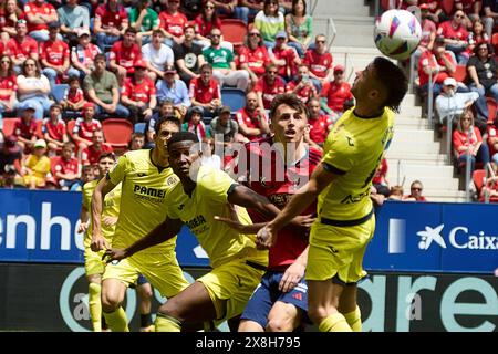 Pamplona, Spagna. 25 maggio 2024. Sport. Calcio/calcio. Yerson Mosquera (2. Villarreal CF), ante Budimir (17. CA Osasuna) e Ramon Terrats (20. Villarreal CF) durante la partita di calcio della Liga EA Sports tra CA Osasuna e Villarreal CF giocata allo stadio El Sadar di Pamplona (Spagna) il 25 maggio 2024. Credito: Inigo Alzugaray/Cordon Press credito: CORDON PRESS/Alamy Live News Foto Stock