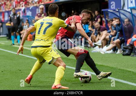 Pamplona, Spagna. 25 maggio 2024. Sport. Calcio/calcio. Kiko Femenia (17. Villarreal CF) e Aimar Oroz (10. CA Osasuna) durante la partita di calcio della Liga EA Sports tra CA Osasuna e Villarreal CF giocata allo stadio El Sadar di Pamplona (Spagna) il 25 maggio 2024. Credito: Inigo Alzugaray/Cordon Press credito: CORDON PRESS/Alamy Live News Foto Stock