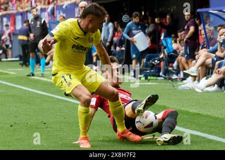 Pamplona, Spagna. 25 maggio 2024. Sport. Calcio/calcio. Kiko Femenia (17. Villarreal CF) e Aimar Oroz (10. CA Osasuna) durante la partita di calcio della Liga EA Sports tra CA Osasuna e Villarreal CF giocata allo stadio El Sadar di Pamplona (Spagna) il 25 maggio 2024. Credito: Inigo Alzugaray/Cordon Press credito: CORDON PRESS/Alamy Live News Foto Stock