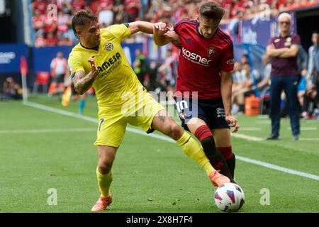 Pamplona, Spagna. 25 maggio 2024. Sport. Calcio/calcio. Kiko Femenia (17. Villarreal CF) e Aimar Oroz (10. CA Osasuna) durante la partita di calcio della Liga EA Sports tra CA Osasuna e Villarreal CF giocata allo stadio El Sadar di Pamplona (Spagna) il 25 maggio 2024. Credito: Inigo Alzugaray/Cordon Press credito: CORDON PRESS/Alamy Live News Foto Stock