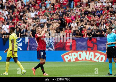 Pamplona, Spagna. 25 maggio 2024. Sport. Calcio/calcio. Ante Budimir (17. CA Osasuna) e Mario Melero Lopez (arbitro) durante la partita di calcio della Liga EA Sports tra CA Osasuna e Villarreal CF giocata allo stadio El Sadar di Pamplona (Spagna) il 25 maggio 2024. Credito: Inigo Alzugaray/Cordon Press credito: CORDON PRESS/Alamy Live News Foto Stock