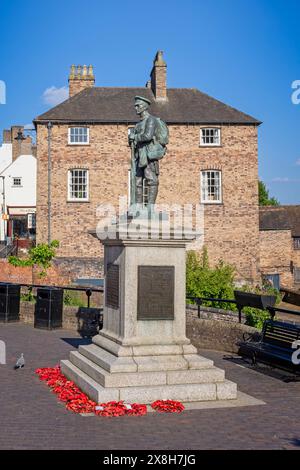 Statua di un soldato su un basamento per commemorare le guerre mondiali a Ironbridge, Shropshire, Regno Unito, il 19 maggio 2024 Foto Stock