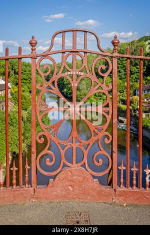 Insegna ornata in ferro battuto "eretta nel 1779" nel mezzo dello storico Iron Bridge a Ironbridge, Shropshire, Regno Unito, il 19 maggio 2024 Foto Stock