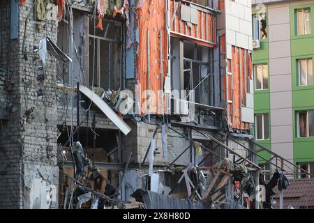 Charkiv, Ucraina. 25 maggio 2024. CHARKIV, UCRAINA - 25 MAGGIO 2024 - un edificio di uffici viene distrutto da un attacco missilistico russo nel centro di Charkiv, nel nord-est dell'Ucraina. Crediti: Ukrinform/Alamy Live News Foto Stock