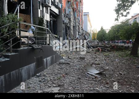 Charkiv, Ucraina. 25 maggio 2024. CHARKIV, UCRAINA - 25 MAGGIO 2024 - un edificio di uffici viene distrutto da un attacco missilistico russo nel centro di Charkiv, nel nord-est dell'Ucraina. Crediti: Ukrinform/Alamy Live News Foto Stock