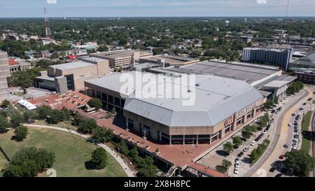 Baton Rouge, Louisiana, USA - 21 aprile 2024: Il sole del pomeriggio splende sul Raising cane's River Center e sul River Center Performing Arts Theater. Foto Stock