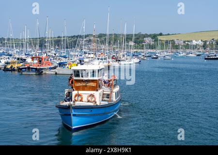 Il traghetto Queen of Falmouth parte per St Mawes con passeggeri a Custom House Quay, Falmouth, Cornovaglia, Regno Unito Foto Stock