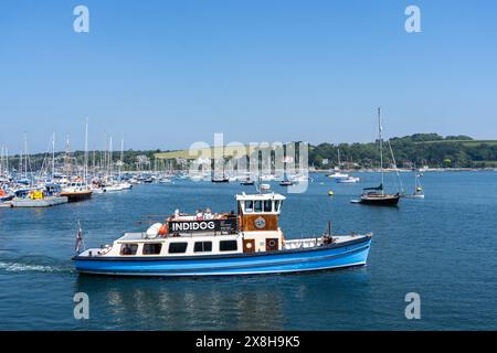 Il traghetto Queen of Falmouth parte per St Mawes con passeggeri a Custom House Quay, Falmouth, Cornovaglia, Regno Unito Foto Stock