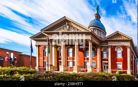 Staunton, Virginia USA - 23 febbraio 2024: Storico tribunale della contea di Augusta con colonne e cupola su East Johnson Street Foto Stock