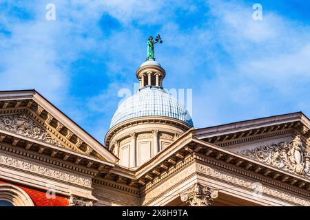 Staunton, Virginia USA - 23 febbraio 2024: Primo piano della storica cupola del tribunale della contea di Augusta in East Johnson Street Foto Stock