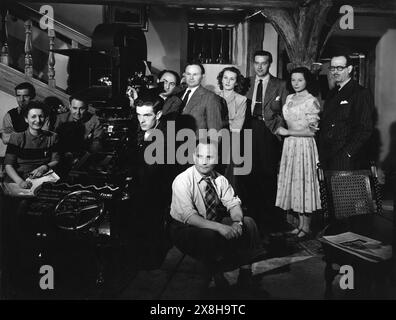 RAY MILLAND visita il set di DAUGHTER OF DARKNESS 1947 regista LANCE COMFORT Play / Screenplay MAX CATTO Music CLIFTON PARKER produttore VICTOR HANBURY Alliance Productions / Paramount British Pictures nel mezzo della foto indossare una giacca e cravatta è LANCE COMFORT e alla sua destra sono ANNE CRAWFORD, RAY MILLAND, SIOBHAM McKenna e VICTOR HANBURY. Foto Stock