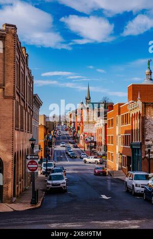 Staunton, Virginia USA - 23 febbraio 2024: Strada del centro e edifici nella storica Beverley Street Foto Stock