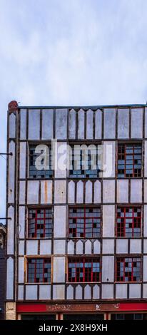 Staunton, Virginia, USA - 23 febbraio 2024: Vecchio edificio con finestre mancanti in fase di ristrutturazione. Foto Stock