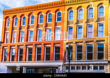 Staunton, Virginia, Stati Uniti d'America - 23 febbraio 2024: Architettura vintage di appartamenti e uffici con finestre ad arco. Foto Stock