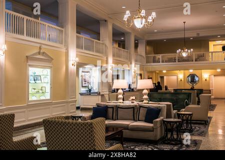 Staunton, Virginia USA - 23 febbraio 2024: L'interno della storica hall dell'hotel si trova su Market Street Foto Stock