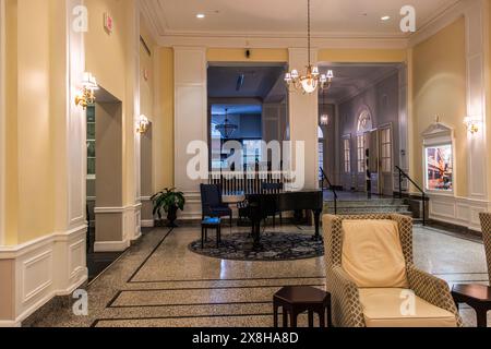 Staunton, Virginia USA - 23 febbraio 2024: L'interno della storica hall dell'hotel si trova su Market Street Foto Stock