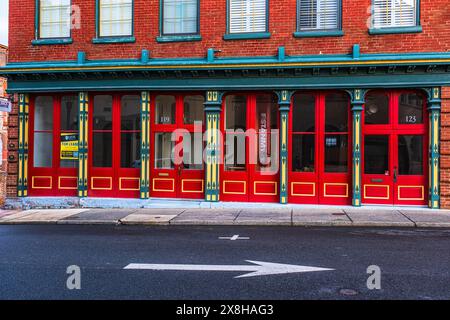 Staunton, Virginia, USA - 23 febbraio 2024: Le porte rosse evidenziano un edificio commerciale nel centro città Foto Stock