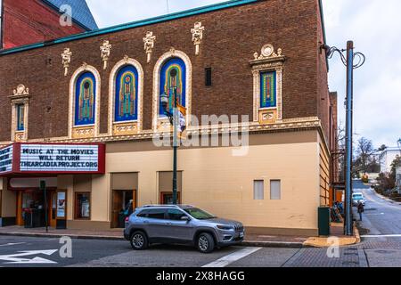 Staunton, Virginia, Stati Uniti - 23 febbraio 2024: Vecchio teatro con vetrate colorate ad arco del periodo. Foto Stock