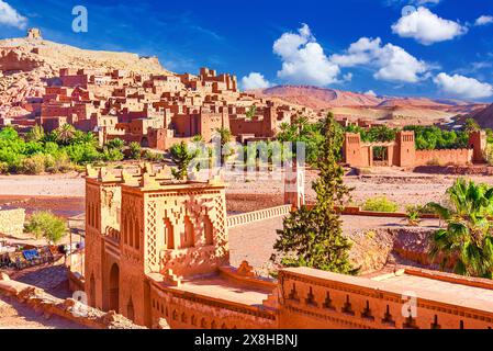 Ait-Benhaddou, Ouarzazate, Marocco: Panoramica del famoso ksar fatto di argilla e architettura in adobe. Nord Africa Foto Stock