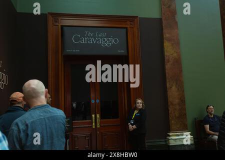 Londra, Regno Unito. 25 maggio 2024. Arte e cultura a Londra. Persone in coda fuori dall'ingresso alla mostra "l'ultimo Caravaggio" alla National Gallery di Londra, in Gran Bretagna. La mostra presenta, ultimo dipinto conosciuto di Caravaggio, il Martirio di Sant'Orsola, in mostra fino al 21 luglio 2024. Helen Cowles / Alamy Live News. Foto Stock