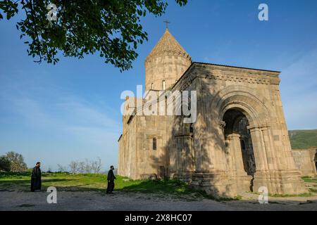 Tatev, Armenia - 2 maggio 2024: Due monaci nel monastero di Tatev è un monastero apostolico cristiano armeno in Armenia Foto Stock