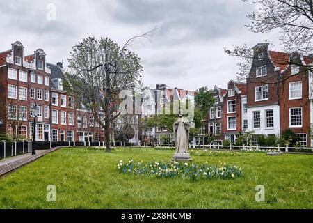 Paesi Bassi, Amsterdam - 09 aprile 2024: Vista del quartiere Begijnhof. Il Begijnhof è uno dei più antichi cortili interni della città Foto Stock