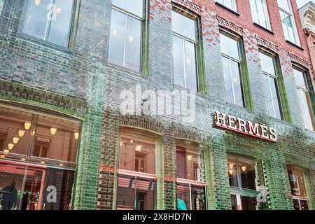 Paesi Bassi, Amsterdam - 10 aprile 2024: Negozio di abbigliamento di lusso Hermes nella lussuosa via dello shopping Hooftstraat. Progettato da MVRDV Foto Stock