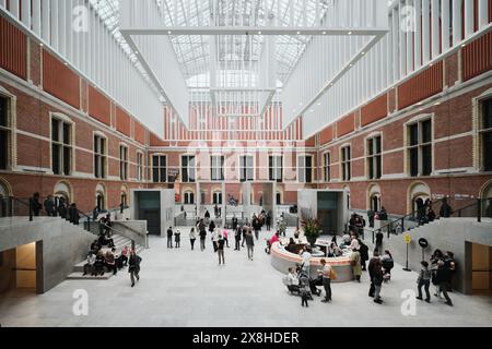 Paesi Bassi, Amsterdam, Rijksmuseum, le persone nel cortile interno originale sono state ridisegnate per creare l'imponente nuovo spazio d'ingresso dell'atrio Foto Stock