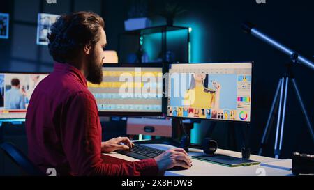 Fotografo che utilizza il software sul computer per eseguire operazioni di editing, correggendo le immagini in agenzia creativa. Editor di foto tramite desktop PC tp, apportare modifiche alle fotografie Foto Stock