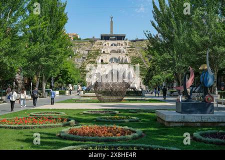 Erevan, Armenia - 16 maggio 2024: Persone che camminano attraverso il complesso delle Cascate di Erevan, Armenia. Foto Stock