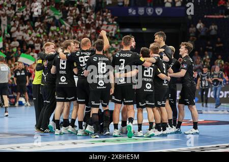 Amburgo, Amburgo, Germania. 25 maggio 2024. Il team Fuechse Berlin festeggia la vittoria durante le finali EHF Men 2024 Handball ad Amburgo (Credit Image: © Mathias Schulz/ZUMA Press Wire) SOLO PER USO EDITORIALE! Non per USO commerciale! Foto Stock