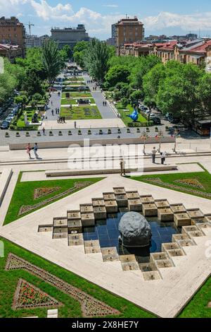 Erevan, Armenia - 16 maggio 2024: Vista del Parco Alexander Tamanyan dal complesso delle Cascate di Erevan, Armenia. Foto Stock