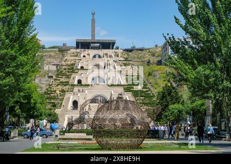 Erevan, Armenia - 16 maggio 2024: Persone che camminano attraverso il complesso delle Cascate di Erevan, Armenia. Foto Stock