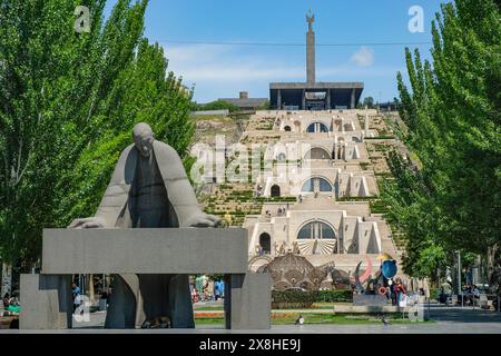 Erevan, Armenia - 16 maggio 2024: Persone che camminano attraverso il complesso delle Cascate di Erevan, Armenia. Foto Stock