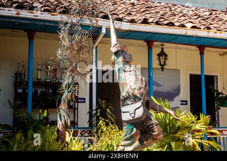 AGUADAS, COLOMBIA - 15 GENNAIO 2024: Statua del famoso personaggio tradizionale chiamato El Putas de Aguadas Foto Stock