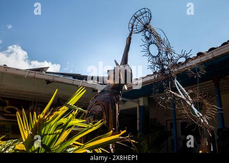 AGUADAS, COLOMBIA - 15 GENNAIO 2024: Statua del famoso personaggio tradizionale chiamato El Putas de Aguadas Foto Stock