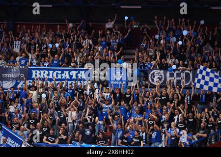 Milano, Italia. 25 maggio 2024. Tifosi di Germani Brescia durante EA7 Emporio Armani Milano vs Germani Brescia, partita di serie A di pallacanestro A Milano, Italia, maggio 25 2024 crediti: Agenzia fotografica indipendente/Alamy Live News Foto Stock