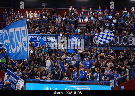 Milano, Italia. 25 maggio 2024. Tifosi di Germani Brescia durante EA7 Emporio Armani Milano vs Germani Brescia, partita di serie A di pallacanestro A Milano, Italia, maggio 25 2024 crediti: Agenzia fotografica indipendente/Alamy Live News Foto Stock