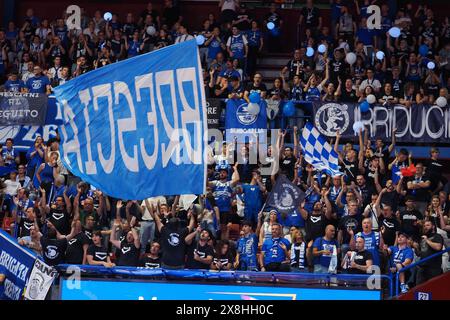 Milano, Italia. 25 maggio 2024. Tifosi di Germani Brescia durante EA7 Emporio Armani Milano vs Germani Brescia, partita di serie A di pallacanestro A Milano, Italia, maggio 25 2024 crediti: Agenzia fotografica indipendente/Alamy Live News Foto Stock