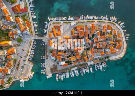 Vista aerea della città vecchia di Tribunj su una piccola isola nel mare Adriatico, Croazia Foto Stock