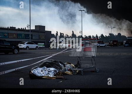 Charkiv, Ucraina. 25 maggio 2024. Nicolas Cleuet/le Pictorium - UKR - Kharkiv - bombardamento di un centro commerciale a Saltyvka - 25/05/2024 - Ucraina/kharkiv Oblast/Kharkiv - intorno alle 16:00 di sabato, il centro commerciale Saltyvka è stato preso di mira dall'esercito russo. Due bombe Kab hanno colpito un grande negozio di costruzioni e fai da te. Quasi 200 persone stavano facendo acquisti lì quando suonavano i sistemi di allarme. Alla fine della serata il bilancio provvisorio dei morti era di 6 e 16 dispersi. Crediti: LE PICTORIUM/Alamy Live News Foto Stock