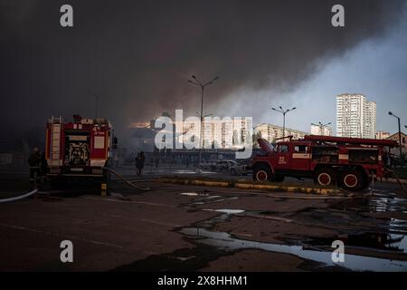 Charkiv, Ucraina. 25 maggio 2024. Nicolas Cleuet/le Pictorium - UKR - Kharkiv - bombardamento di un centro commerciale a Saltyvka - 25/05/2024 - Ucraina/kharkiv Oblast/Kharkiv - intorno alle 16:00 di sabato, il centro commerciale Saltyvka è stato preso di mira dall'esercito russo. Due bombe Kab hanno colpito un grande negozio di costruzioni e fai da te. Quasi 200 persone stavano facendo acquisti lì quando suonavano i sistemi di allarme. Alla fine della serata il bilancio provvisorio dei morti era di 6 e 16 dispersi. Crediti: LE PICTORIUM/Alamy Live News Foto Stock