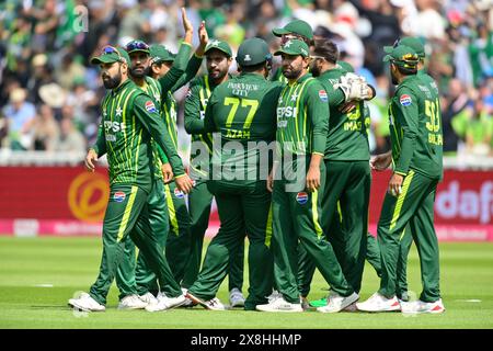 Birmingham Inghilterra : dal 25 maggio al 2024 : il Pakistan Team celebra il wicket di Phil Salt d'Inghilterra durante la Vitality T20 International Series tra Inghilterra e Pakistan all'Edgbaston Cricket Ground, Birmingham Inghilterra Credit: PATRICK ANTHONISZ/Alamy Live News Foto Stock