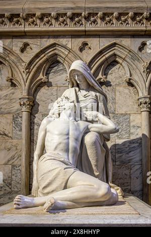 New York, NY, USA - 2 agosto 2023: Cattedrale di San Patrizio, statua della Pietà in marmo bianco, Maria che tiene Gesù morto Foto Stock