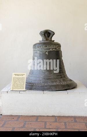 Campana della chiesa di Sumalao situata nel museo cittadino di Salta. Foto Stock