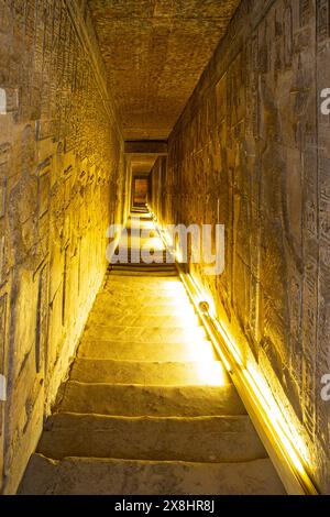 Corridoio stretto con rilievi che scendono dal tetto del Tempio di Hathor al complesso del Tempio di Dendera a Qena, in Egitto Foto Stock