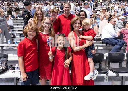 West Point, Stati Uniti. 25 maggio 2024. Membri della famiglia di Sarah Scott che si è laureata come parte della classe 2024 della U.S. Military Academy visti alla cerimonia di laurea a West Point, New York, il 25 maggio 2024. Il presidente Joe Biden ha tenuto un discorso di inizio. Ha ribadito il sostegno degli Stati Uniti all'Ucraina, tuttavia ha menzionato che nessun esercito americano sarà dispiegato in Ucraina. Ha menzionato l'invio di aiuti umanitari alla popolazione di Gaza da parte dei militari. 1.231 cadetti entrarono a West Point nel 2020 e 1, 036 laureati. (Foto di Lev Radin/Sipa USA) credito: SIPA USA/Alamy Live News Foto Stock