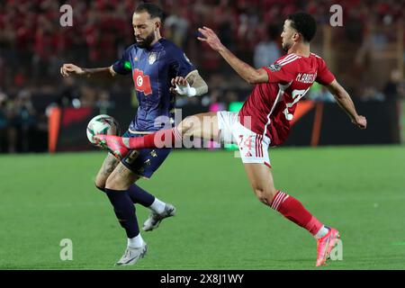 Cairo, Egitto. 25 maggio 2024. Mohamed Abdelmonem (R) di al Ahly vies per il pallone durante la partita finale tra al Ahly dell'Egitto e ES Tunis della Tunisia alla CAF Champions League 2024 al Cairo, Egitto, il 25 maggio 2024. Crediti: Ahmed Gomaa/Xinhua/Alamy Live News Foto Stock