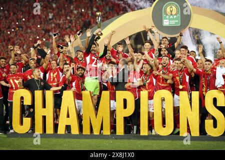 Cairo, Egitto. 25 maggio 2024. I membri dell'al Ahly festeggiano dopo aver vinto l'ultima partita tra al Ahly dell'Egitto e ES Tunis della Tunisia alla CAF Champions League 2024 al Cairo, in Egitto, il 25 maggio 2024. Crediti: Ahmed Gomaa/Xinhua/Alamy Live News Foto Stock